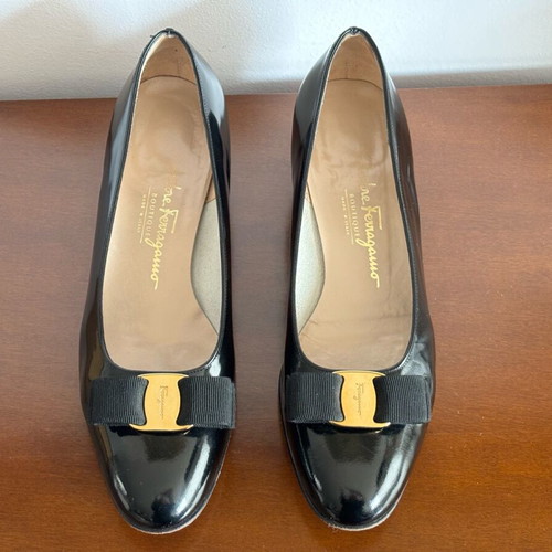 Salvatore Ferragamo Vara Pumps Black Patent Leather like new, size 39