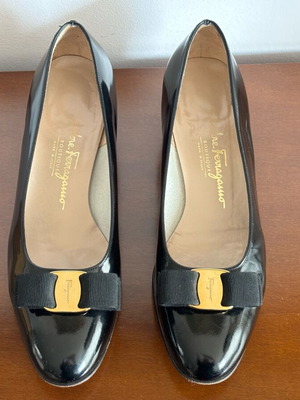 Salvatore Ferragamo Γόβες Vara Μαύρο Λουστρίνι σαν καινούργιο, μέγεθος 39