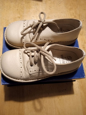 Equerry leather beige shoes size 26 like new