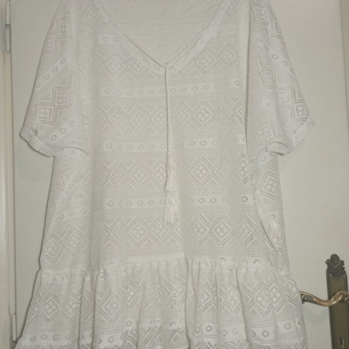 White kaftan like new with light ruffle hem and loose sleeves