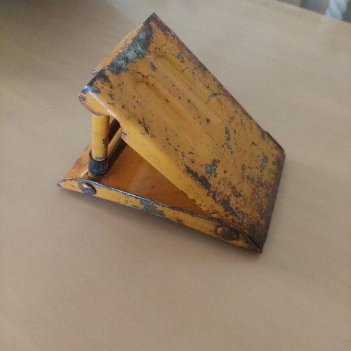 Foldable metal wheel chock used, durable steel