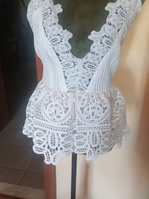 Women's top new with tag, white, sizes S/M