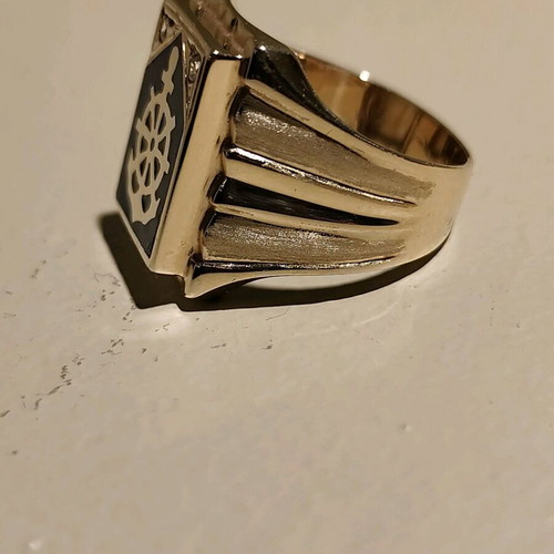 Gold men's ring 14k like new with enamel and anchor design
