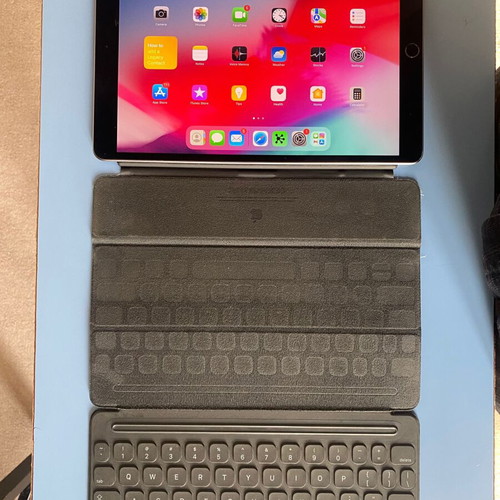 iPad Air 3 256GB like new with Smart Keyboard and Apple Pencil