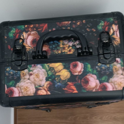 Aesthetic suitcase used, two-tier with accessories and adjustable compartments