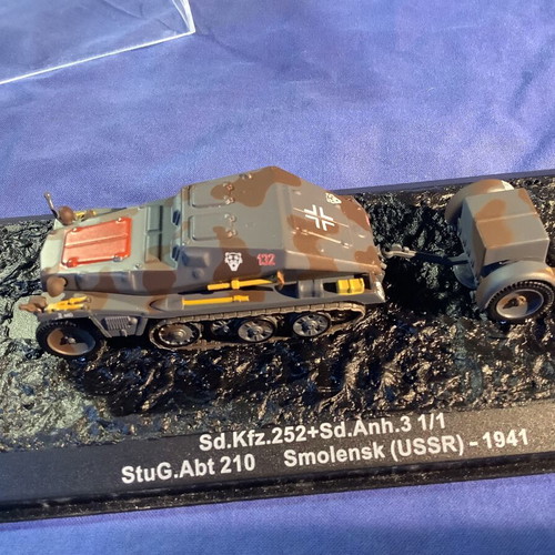 Sd.Kfz.252 model with Sd.Anh.3 trailer like new, 1:72 scale