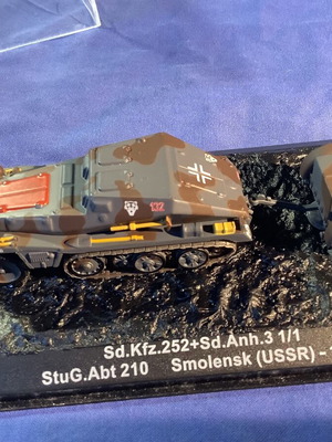 Sd.Kfz.252 model with Sd.Anh.3 trailer like new, 1:72 scale