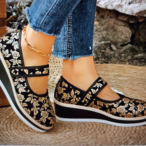 Women's elegant shoes new in black and gold