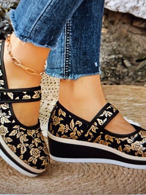 Women's elegant shoes new in black and gold