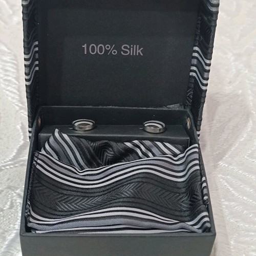 Set of cufflinks, tie and handkerchief like new, 100% silk black