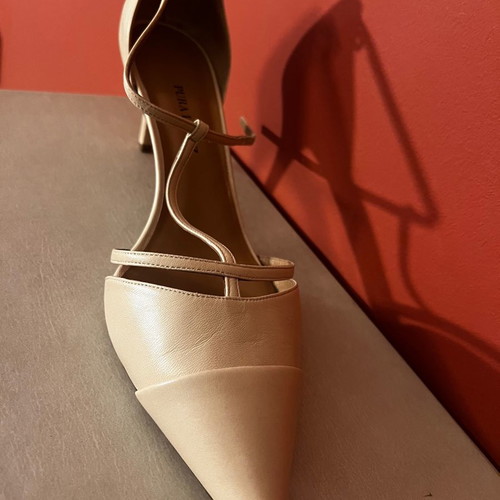 Pura Lopez pumps like new, beige leather