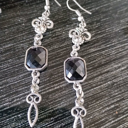 Dangling earrings like new with hematite stone