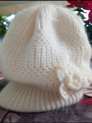 Knitted beret hat like new, white, French style with flower and pearls