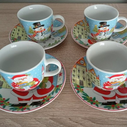 Christmas Coffee Cup Set like new, 4 cups with saucers