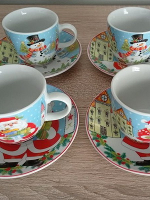 Christmas Coffee Cup Set like new, 4 cups with saucers