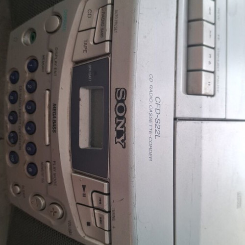 Sony CFD-S22L boombox used, radio only works