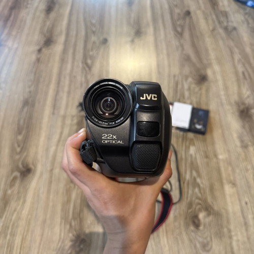JVC GR AX-280 VHS camcorder with battery and 3 cassettes