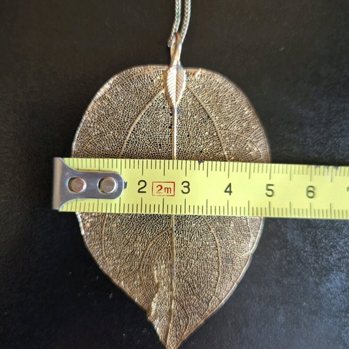 Leaf necklace like new, gold-colored