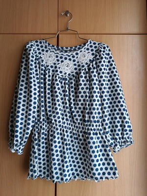 Polka dot blouse like new, fitted, decorative lace, 3/4 sleeve