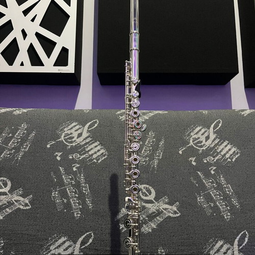 Yamaha YFL-372H flute like new with accessories