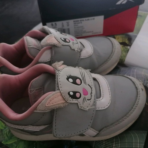 Children's sports shoes used, size 26, with small defect