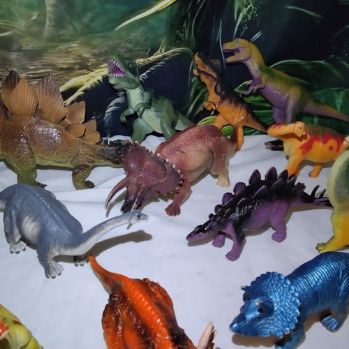Dinosaur figures like new, set of 31