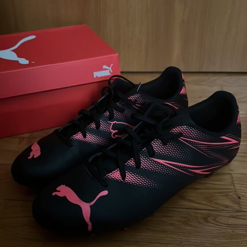 Puma football shoes like new, size 46, black and pink