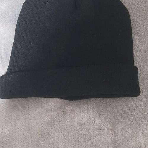 AEK Beanie Black Dark in Very Good Condition