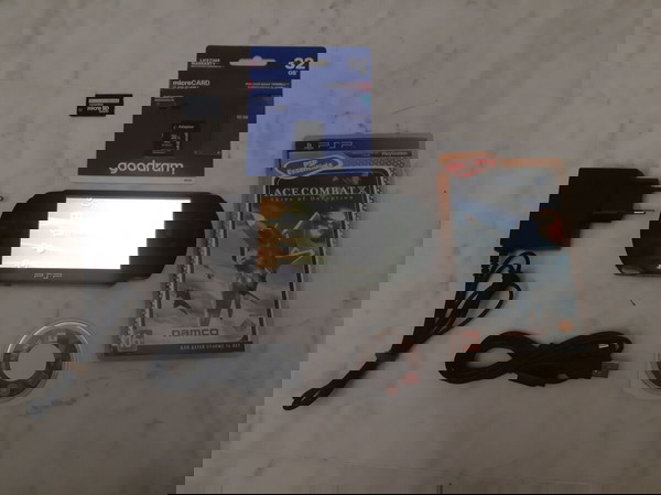 Sony Playstation Portable street μαζι με 2 παιχνιδια μοντελο 1004 street ( sony PSP )