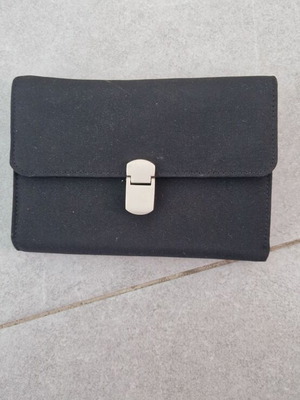 Black folding wallet like new with magnetic clasp