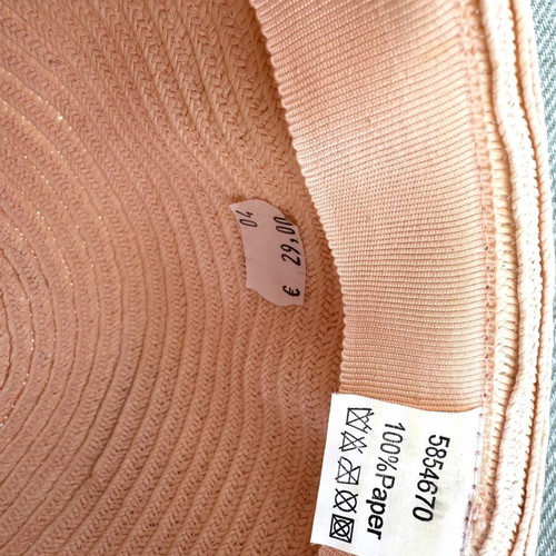 Summer hat made of paper yarn, like new, size S, salmon color