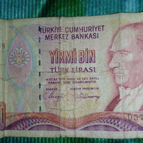Collectible Turkish lira banknotes used (1970)