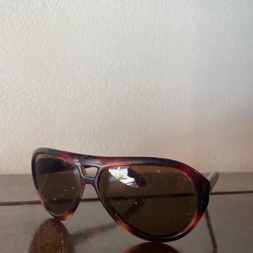 Vintage sunglasses used, lens needs replacement