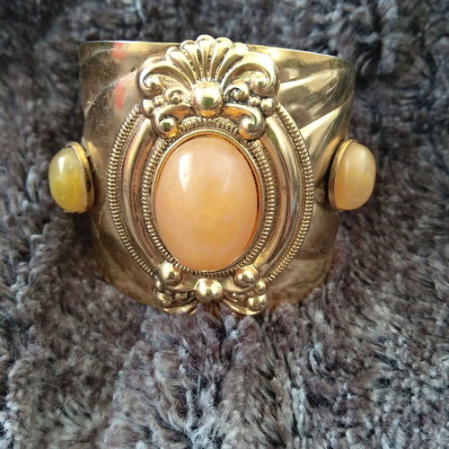 Bracelet used with 3 cabochon stones