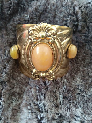 Bracelet used with 3 cabochon stones