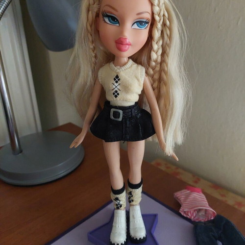 Bratz doll like new with extra clothes and stand
