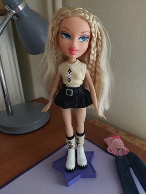 Bratz doll like new with extra clothes and stand