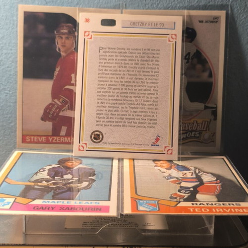 Upper Deck Vintage NHL and MLB Sports Cards Bundle like new