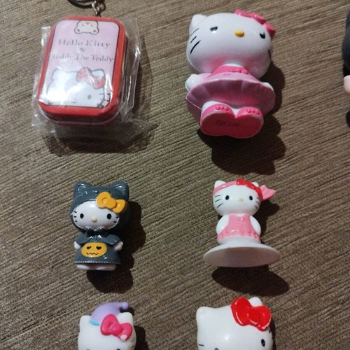 Hello Kitty figures pack like new, 11 figures and keychain