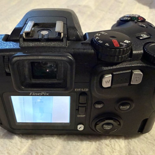 Fujifilm FinePix S7000 camera used, 6.3MP, 6x optical zoom, bridge type