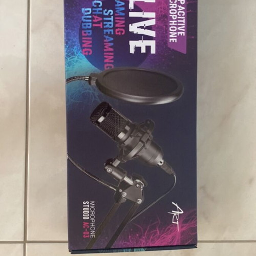 Microphone like new for gaming, streaming, chatting, dubbing