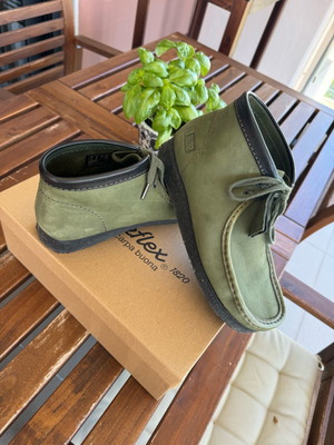 Clarks Originals Wallabee Boot limited edition, like new, olive green, size 42