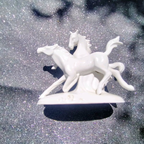 Horse figurine like new, white