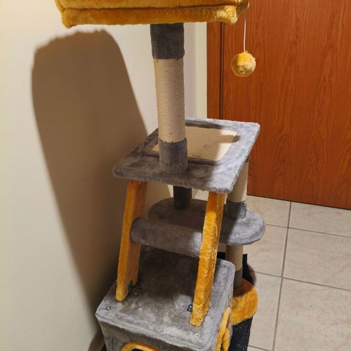 Cat Tree Scratching Post like new