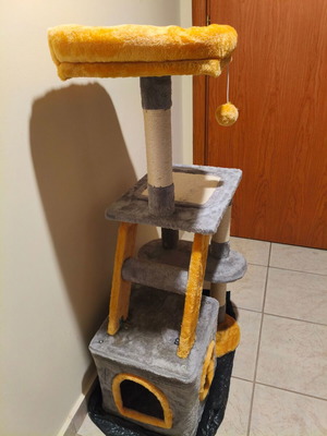 Cat Tree Scratching Post like new