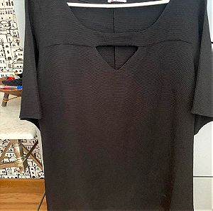 Μαύρη μπλούζα, αεράτη, LARGE, με ιδιαίτερο ντεκολτέ, 12€