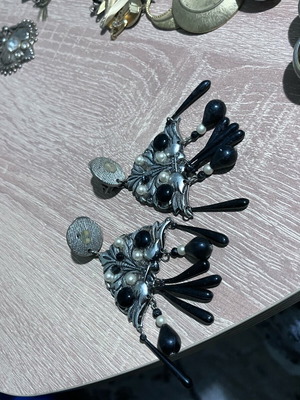 Vintage earrings like new, black and silver