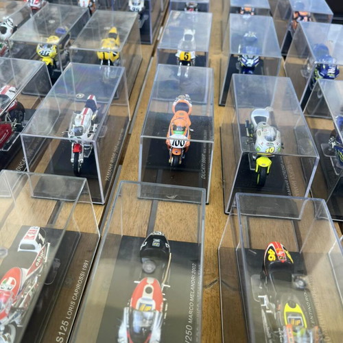 Collectible Display Motorcycles new, 39 in total