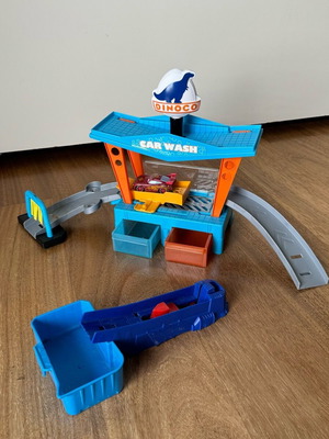 Disney Pixar Cars Colour Change Dinoco Car Wash Playset used