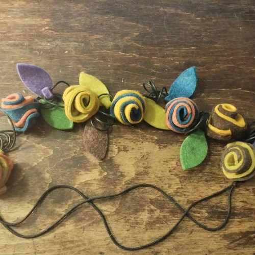 Women's necklace like new with leatherette and felt flowers-leaves colorful